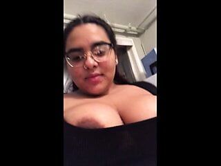Grande e robusta latina nerd vídeo selfie