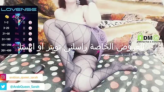 Kraliçe Sarah'ın ateşli göğüsleri çığlık atıyor ve sonra sütü dışarı çıkıyor!