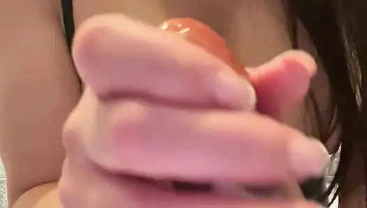 Stiefmutter mit dicken titten masturbiert im badezimmer mit einem großen dildo