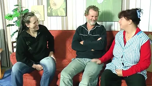 Reifer dreier explodiert mit schlampiger finger- und lutschen-action