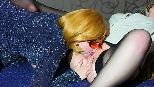 Ateşli lezbiyenler ve adamın ağzında altın duş.