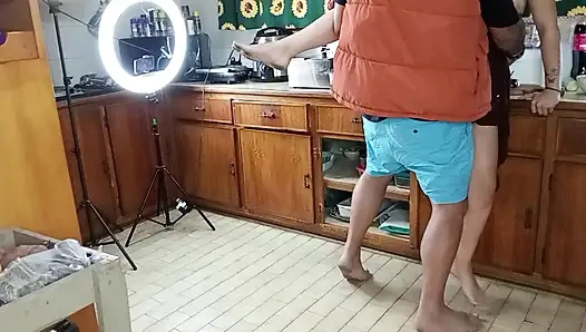 Она пыталась сделать салат, а затем съела член