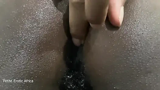 Seksten önce zenci genç kızın anal seksini parmaklıyor