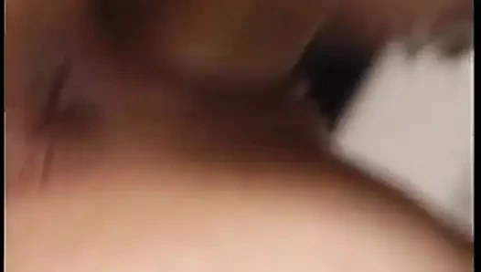 Geile blondine sitzt mit ihrer nassen fotze auf dem gesicht des typen, dann darf er sie auf allen vieren ficken
