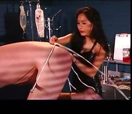 Asiática dominatrix amarra seu escravo