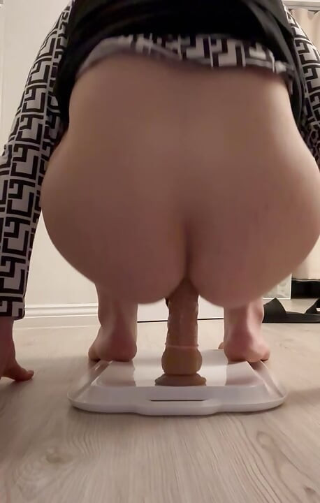 Arab trans rides dildo