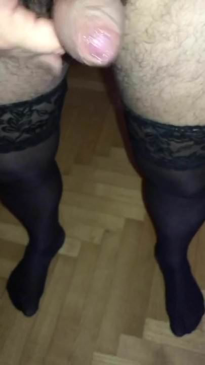On u najlonkama