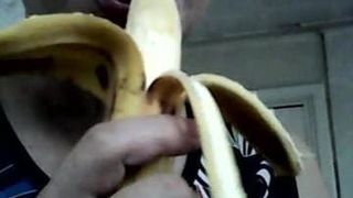 Chupando un plátano grande y largo