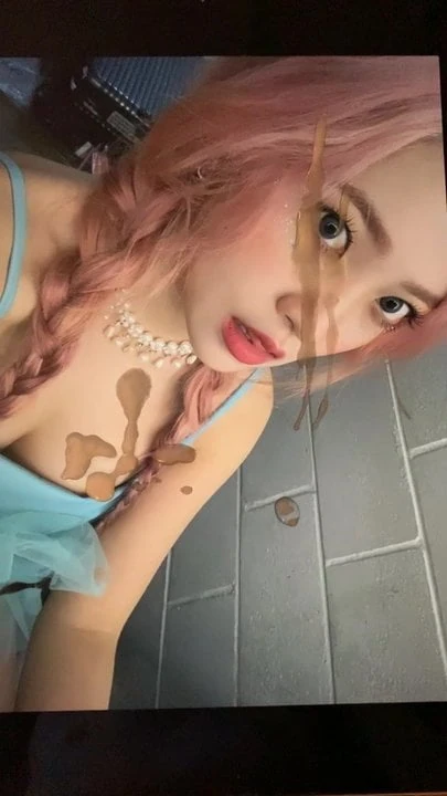 Red velvet yeri cum hołd 2