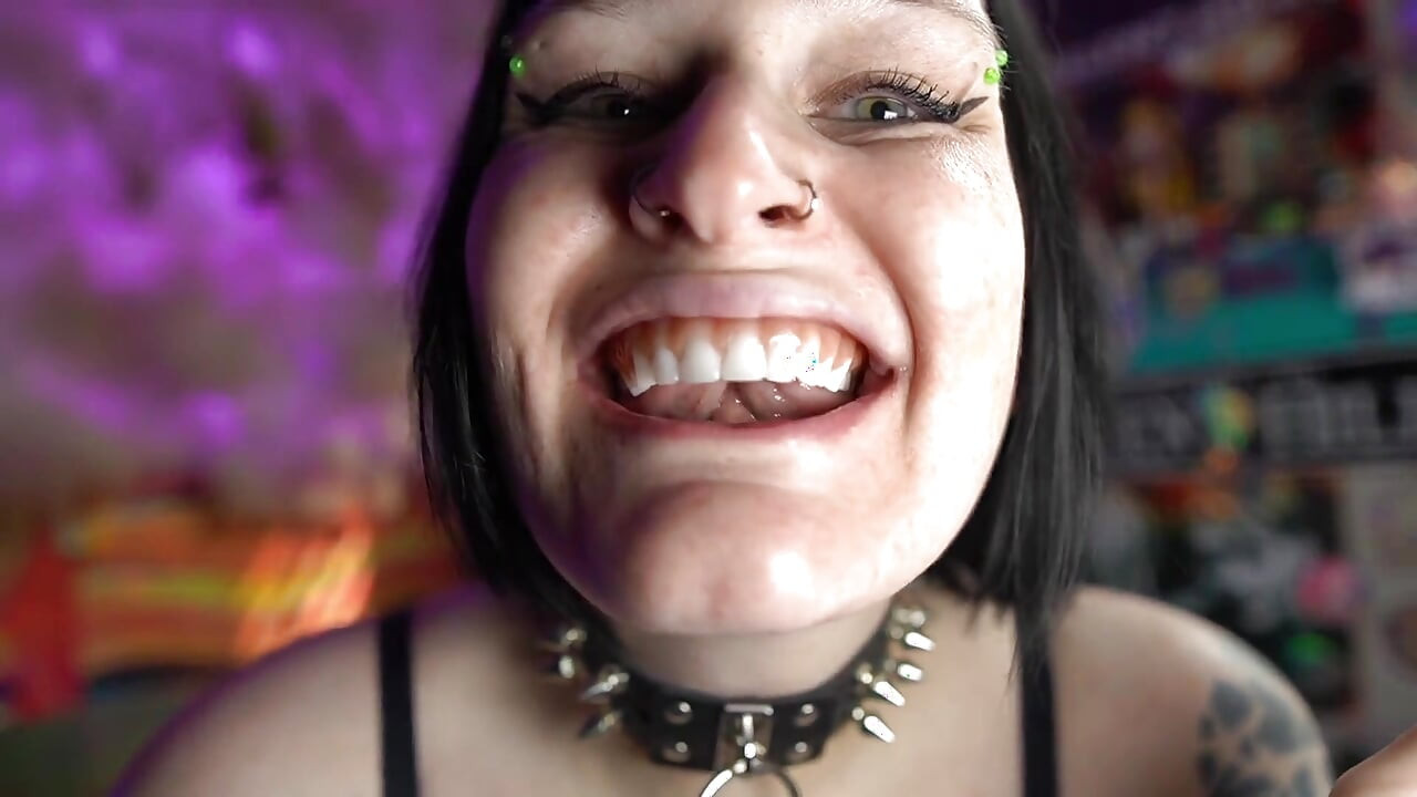 Sexy Goth Plays with Their Dentures