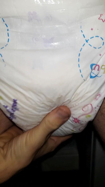 Diaper with full diaper wiggle