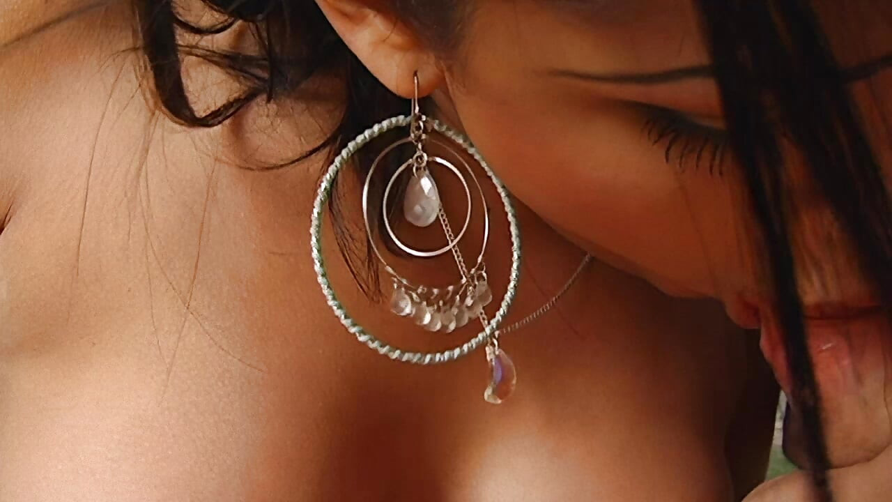 Evli adam karısının ateşli trans orta yaşlı seksi kız kardeşini baştan çıkarıyor ve sert yarağını açıyor