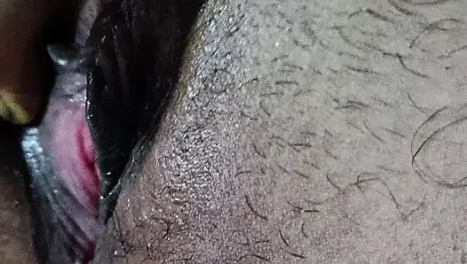 Hintli kadın kocası için kıllı amcığını parmaklıyor