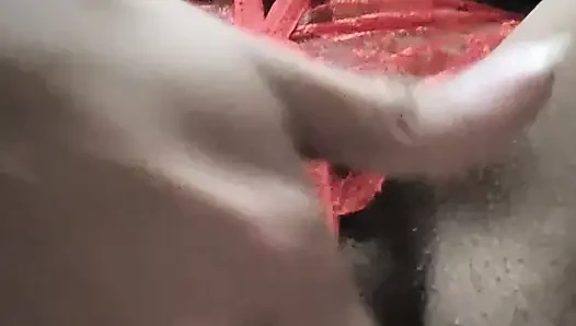 Kırmızı iç çamaşırlı sevimli kadın her şeyi gösteriyor ve kendine dokunuyor