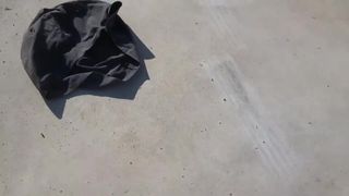 Treten und fegen auf dem Boden mit grauem Faltenrock
