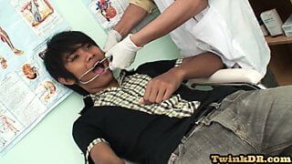 Asia, un minet se fait doigter et élever par un médecin pour jouir dans la bouche