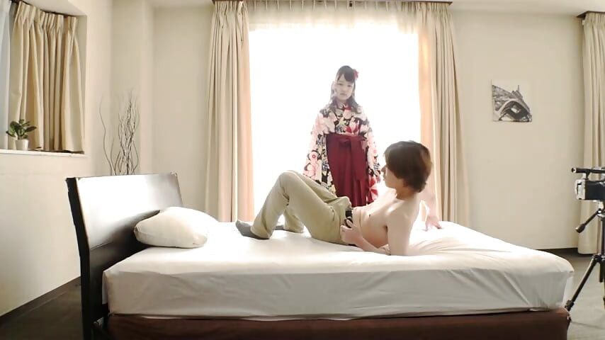 Màn trêu chọc của Mikako khiến anh ta lái xe qua mép