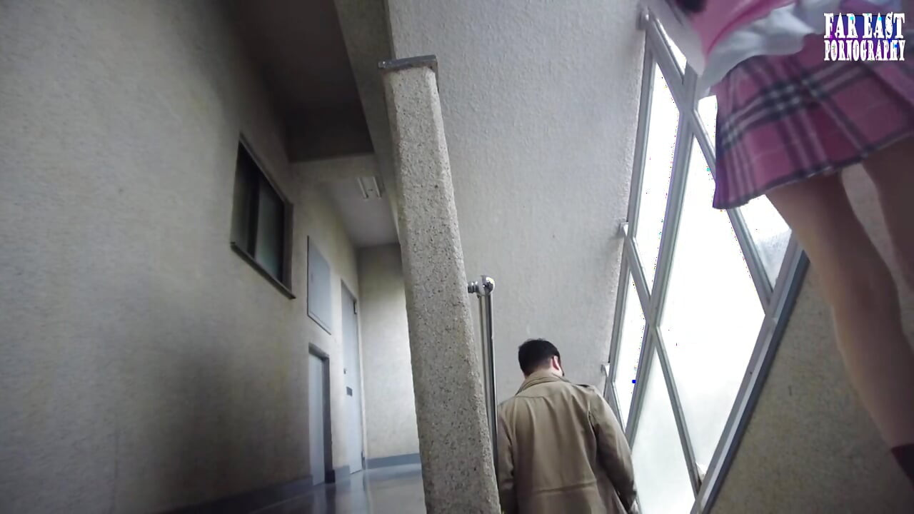 娇嫩的在甜美的约会中挑逗细小曲线深色头发的幸福 第2部分