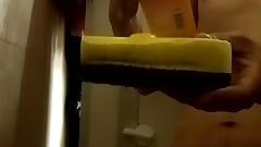 スレンダーな男はシャワーで洗い、自分自身を撮影します