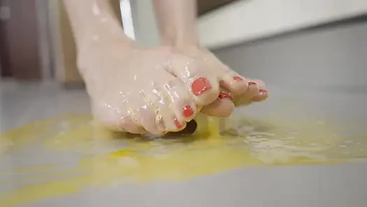 Canı sıkılan sarışın orta yaşlı seksi kadın ateşli ayaklarla yumurtaları eziyor - ayak fetişi ezme!