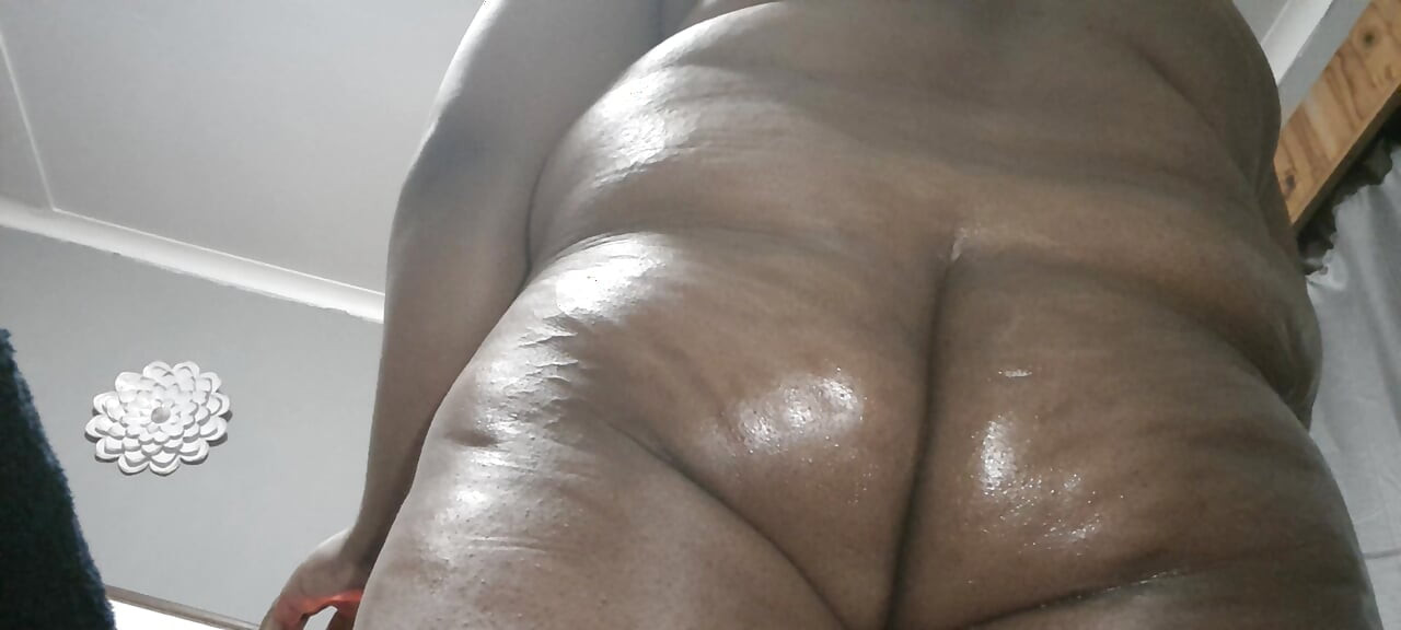 สาวสวยตัวใหญ่ข้ามเพศช่วยตัวเองและถึงจุดสุดยอด