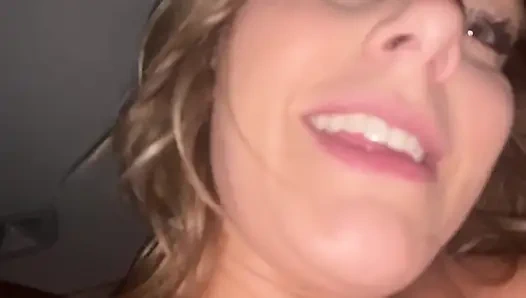 Хитрый неверный секс в машине и поедание заполненной спермой киски