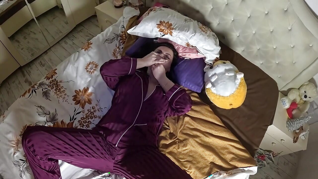 サテンパジャマでの息止め - 腫れた頬、赤い顔、激しい闘い