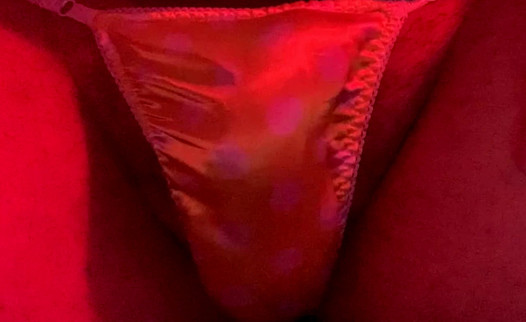 Ich spiele mit meiner Beule in einem kleinen gelben Tanga aus Sissy-Satin