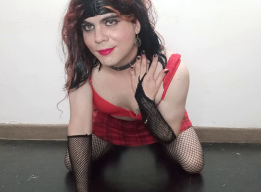 Goth travestiet plaagt en zuigt dildo