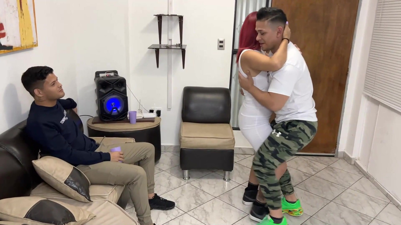 我喜欢我的好朋友在我身边休息时在我的绿帽老公旁边操我 - ntr netorare