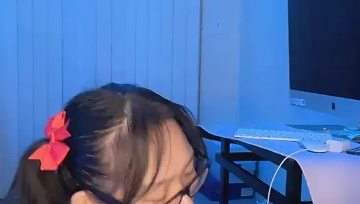 Cewek asia kutu buku yang hot lagi asik nyepong dan ngocok kontol sampai dicrot di muka