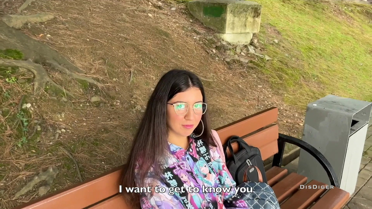 在街上捡到一个美眉，操了她，还戴上了她的眼镜