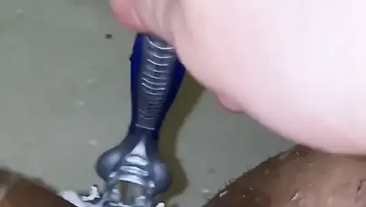 Брею мою волосатую киску