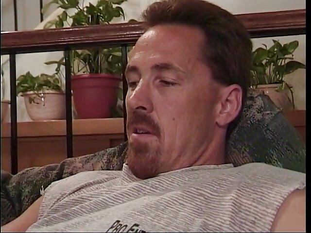 Un mec était tellement déprimé sans sexe pendant une longue période qu'il a décidé de baiser son beau-père