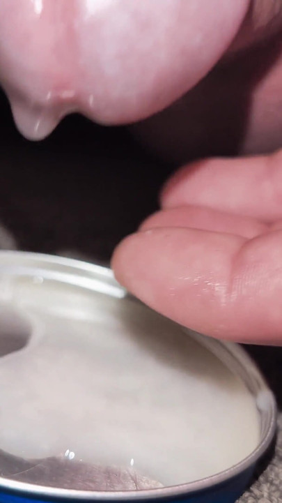 Main, tepi, dan banyak bocoran Sperma Precum Spunk. Close up - crot sperma kental. Telan spermaku sendiri