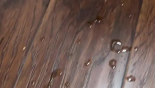 Cewek ini lagi asik goyangin memeknya pakai dildo ukuran kontol raksasa pria kulit hitam