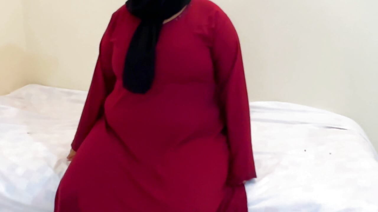 Een mollige moslima schoonmoeder neuken in een rode burqa & hijab (deel 2)
