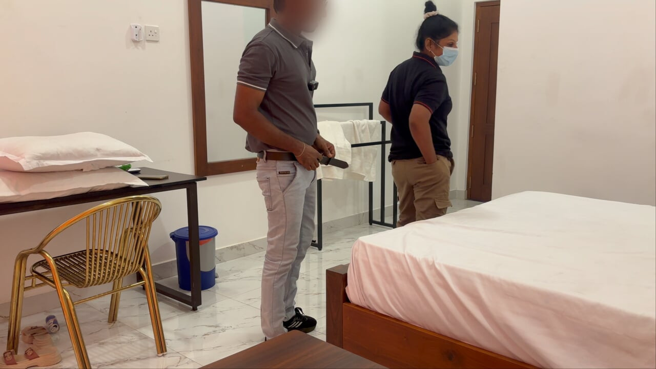 Rest House Supervisor Sex with Cleaning Staff Girl