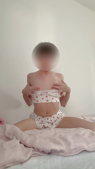 Süßer, schlanker Femboy-Teen-Striptease