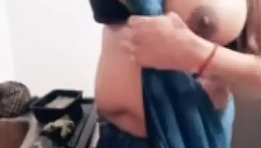 Hintli mutfak zamanı Müslüman kız Pakistanlı memeli kız Pakistanlı tesettürlü kız Pakistanlı desi göğüsler ateşli göğüsler seksi göğüsler meme ucu ateşli kız