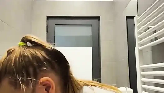 Кримпай для киски. Сквирт на публике и трах пальцами