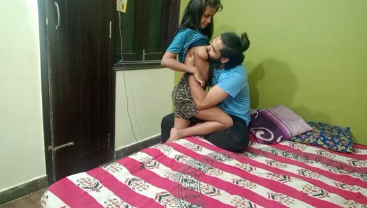 18 -jarige sappige Indische tiener houdt van hardcore neuken met sperma in poesje