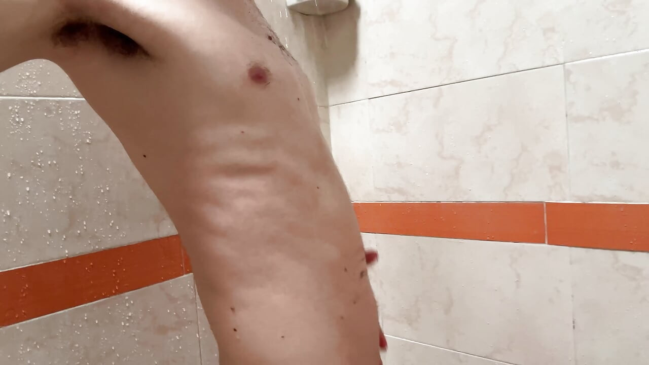 Twink tek başına mastürbasyon yapıyor