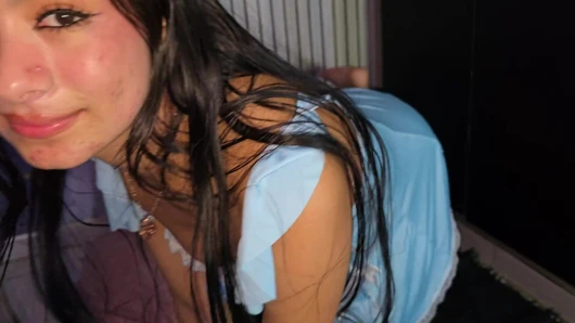 Süß und flirty spielt mit ihren fingern