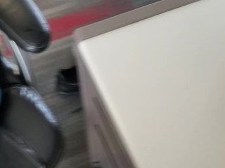 मेरे कार्यालय में एक फूहड़ ले रहा है।