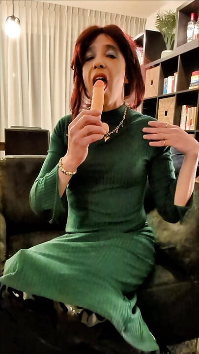 Seksi İtalyan orta yaşlı seksi kadın cd sert yarağıyla oynuyor ve götüne dildo kaydırıyor