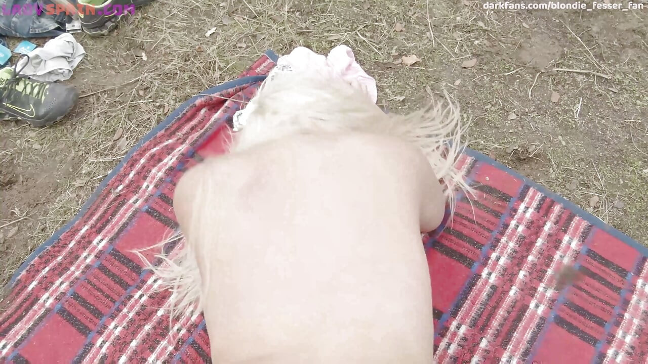 Busty Blonde Blondie Fesser želi se ruralno poigrati na otvorenom