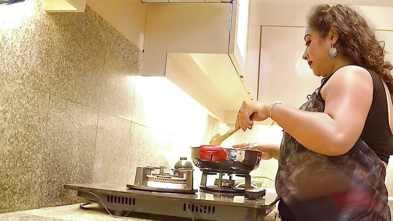 Dost ne Dost ki biwi ko khana banate waqt pel diya