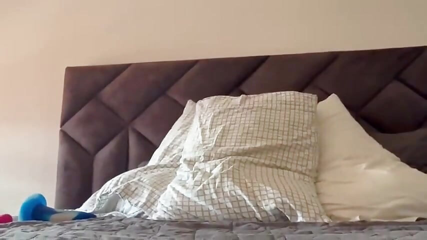 혼자 침대에 누웠다