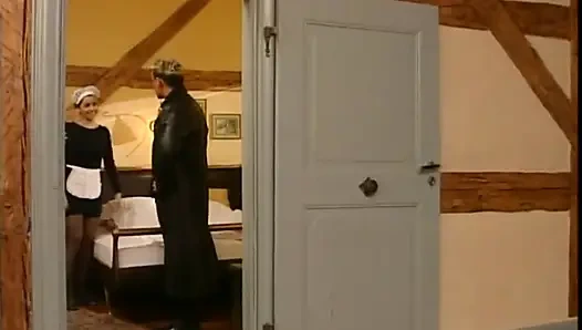 Güzel kahya iki büyük yarakla sikiliyor ve ağzına boşalıyor